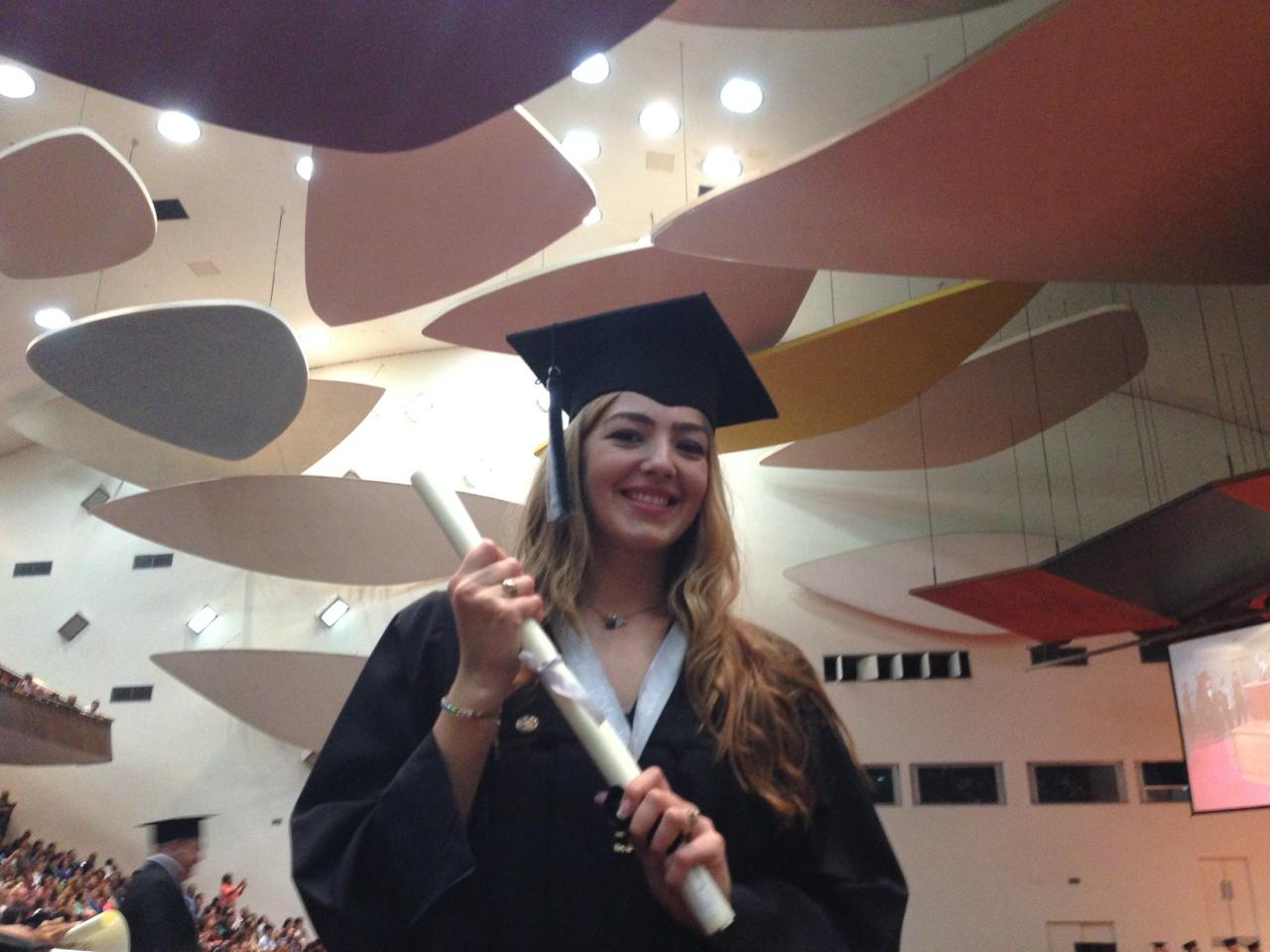 Liza celebrando su graduación